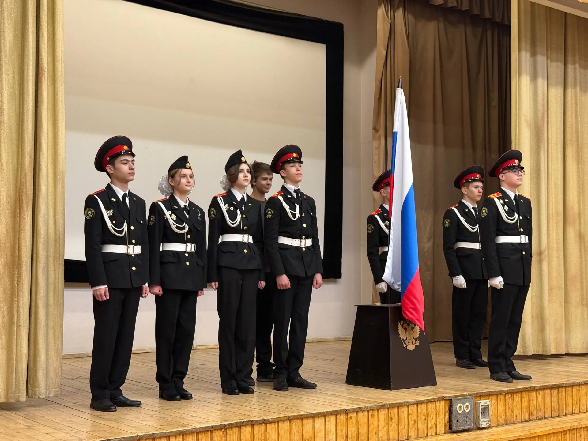 Сохраняя наследие: новая учебная неделя в школе  🇷🇺 Новая учебная неделя началась с торжественного п