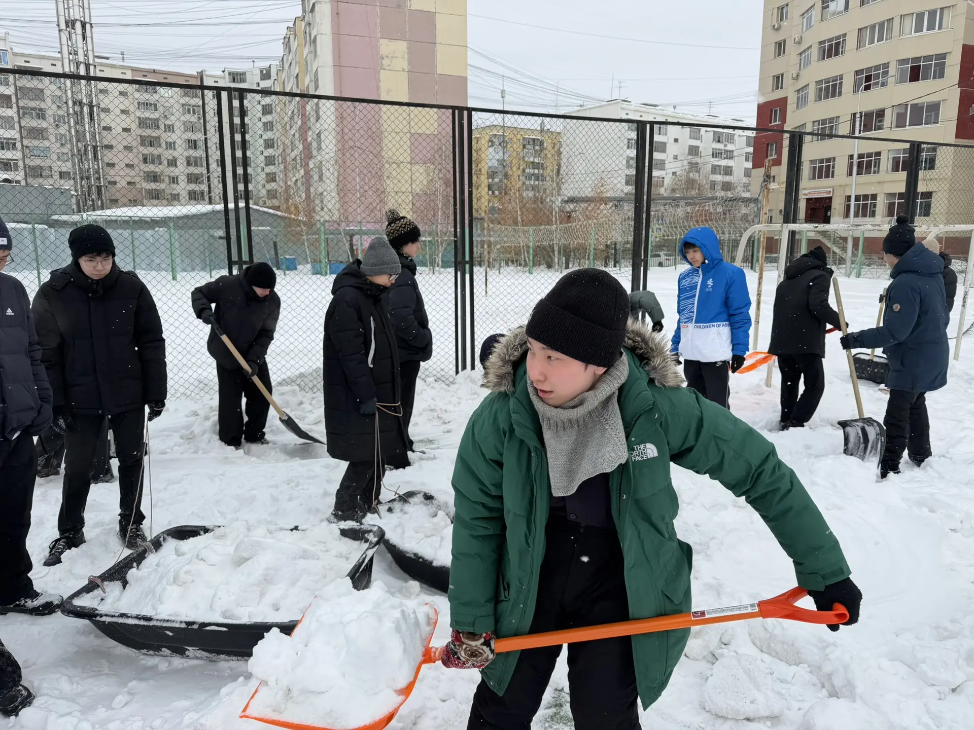 Наши юноши, ученики 10-ых классов всю неделю участвовали в субботниках по уборке снега на уличной сп