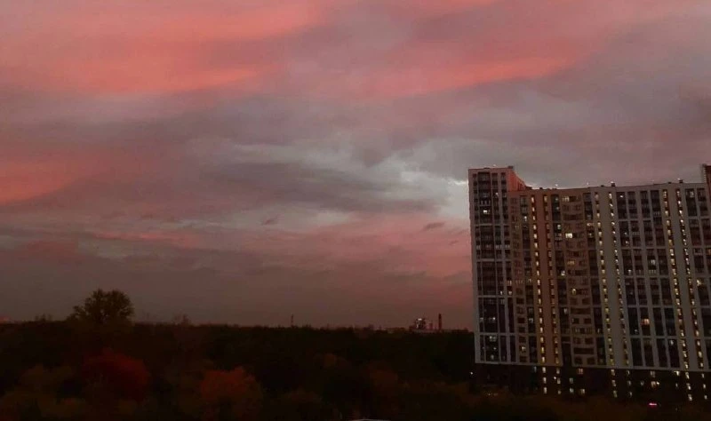 🌅 Закат озаряет Некрасовку тёплыми красками