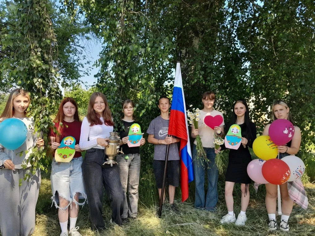 Предпраздничный день в лагере «Солнышко» был посвящён нашей великой Родине. Ребята ещё раз убедились