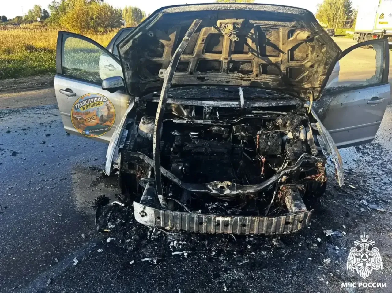 🔥 В Рославле мужчина едва успел прогреть автомобиль — иномарка загорелась