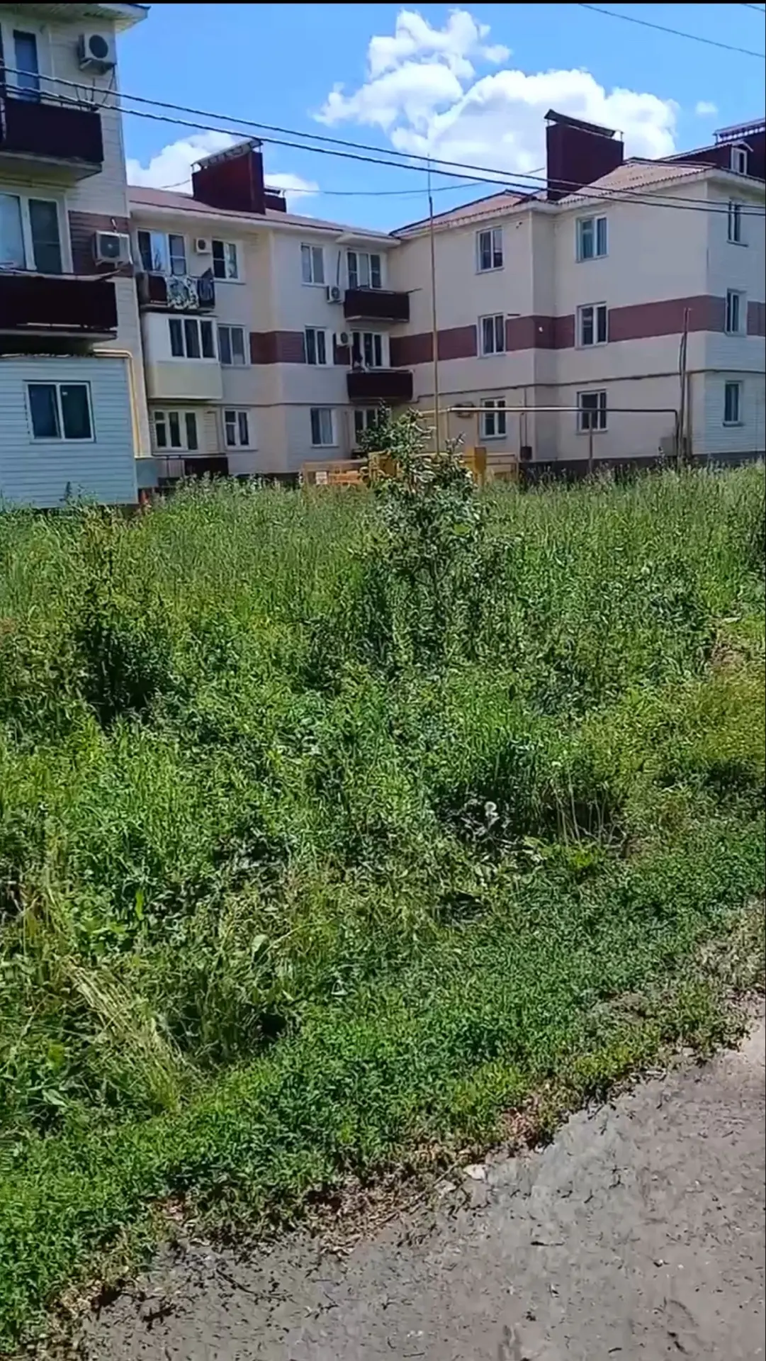 Михайловка. 
Жители дома №2А по улице Новороссийской в Михайловке жалуются на состояние придомовой т