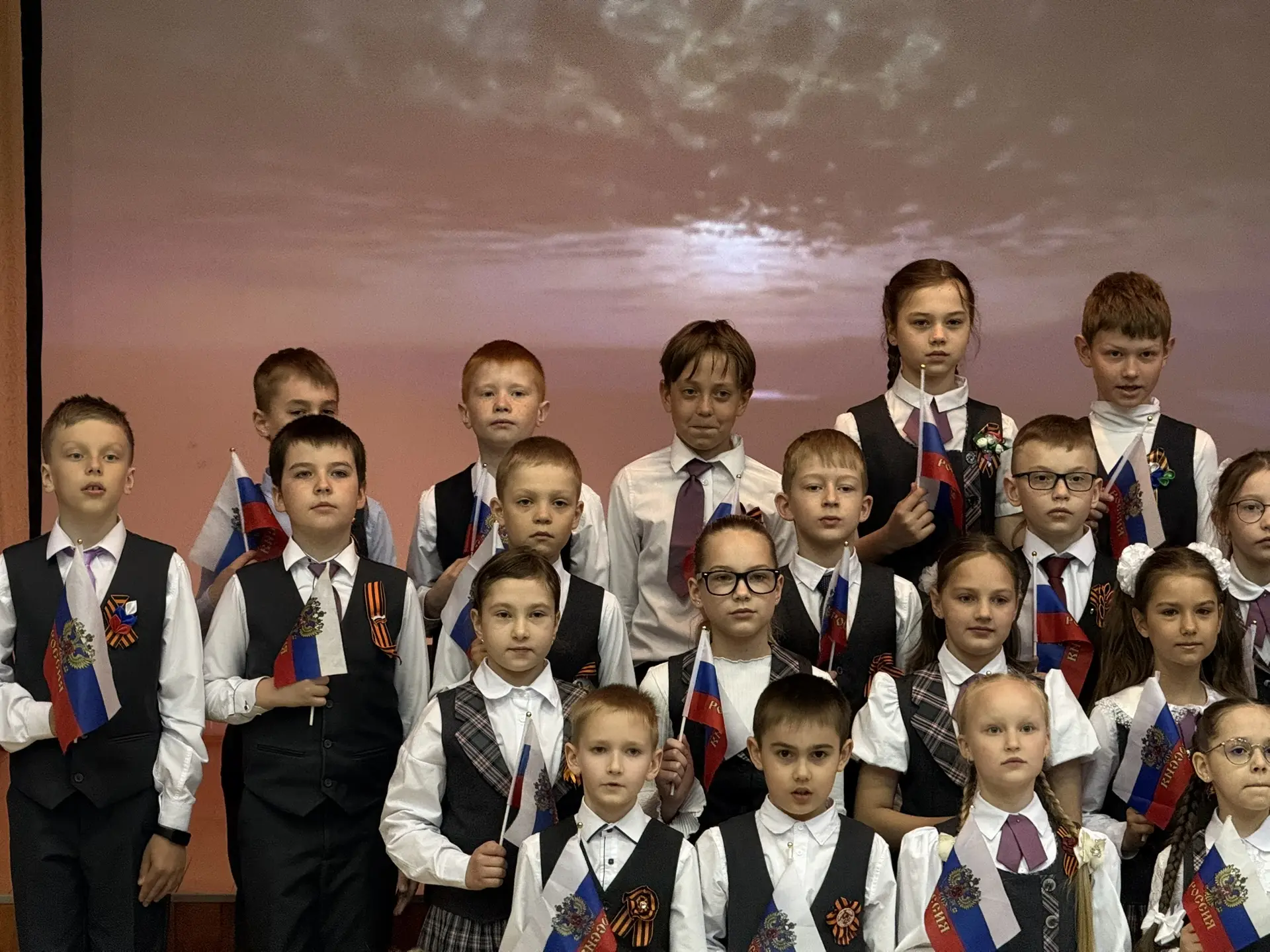 «Великие песни Победы»: Настоящая битва хоров в начальной школе! 🎤🎶✨    В нашей #Школе30 состоялось 