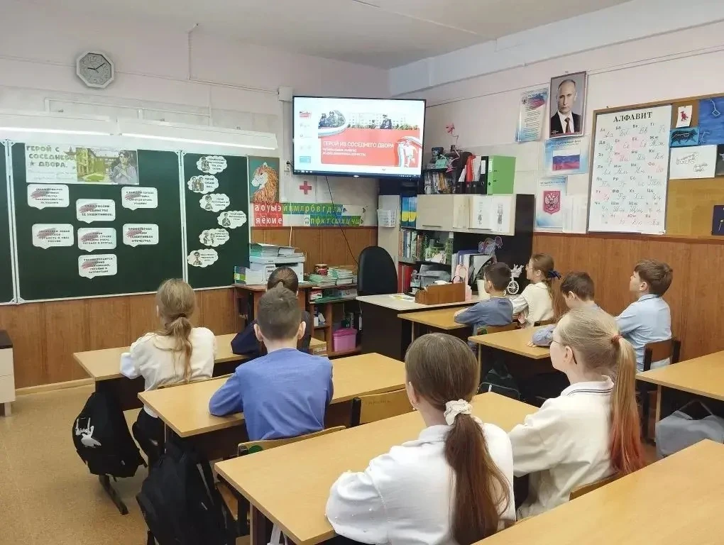 16 февраля 2026 года в МОУ СОШ имени Д. И. Зернова прошла линейка и торжественная церемония поднятия