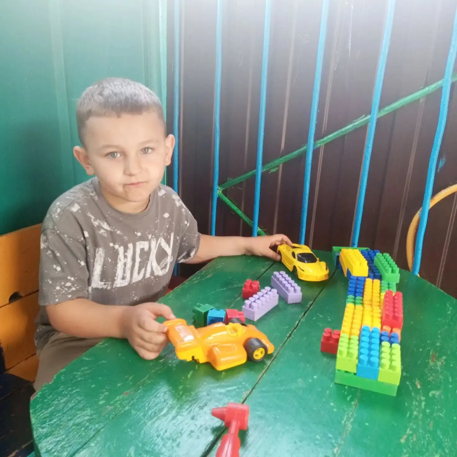 Наконец-то пришло тепло и наша средняя группа с удовольствием играет на летней веранде.
