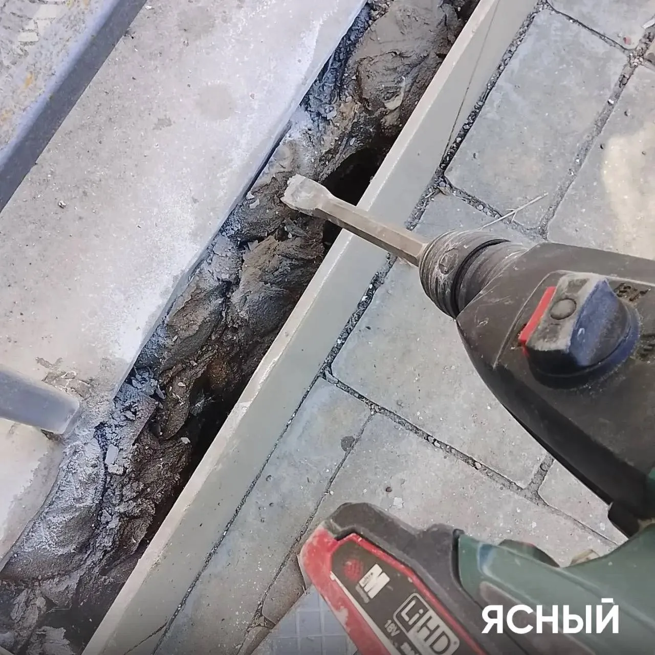 На ЖК "Ясный" выполняем подготовку оснований и укладку плитки на пандусах и ступеньках.