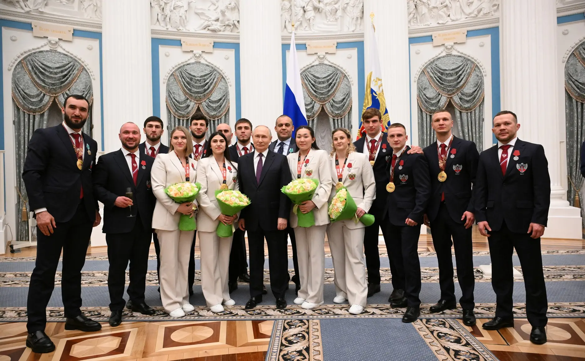 🥊  «Обязательно под родным флагом»  Когда на чемпионате мира первыми становятся и мужская, и женская