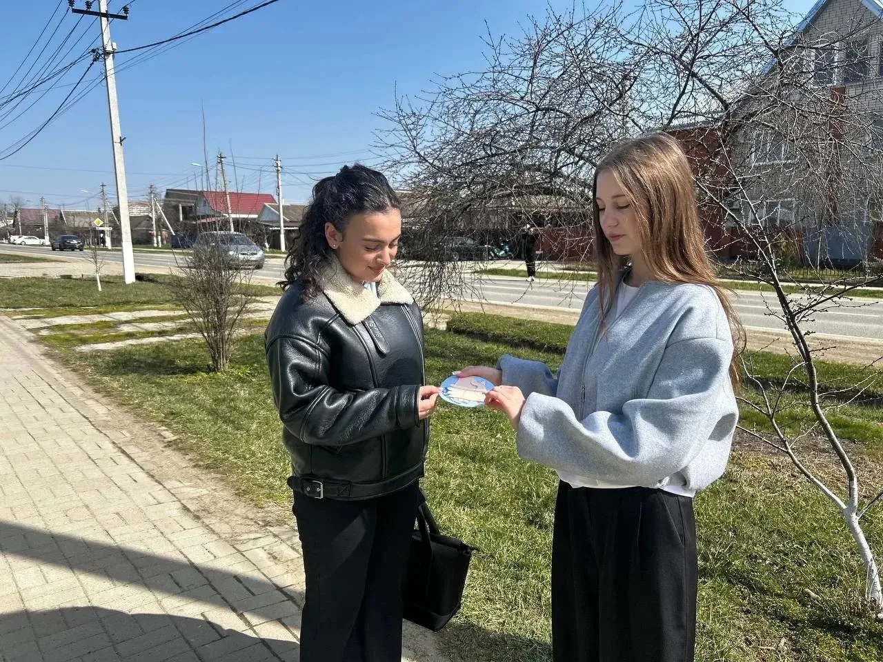 🇷🇺 В единстве наша сила!  По инициативе ШУС в школе прошла творческая акция, посвященная Дню воссоед