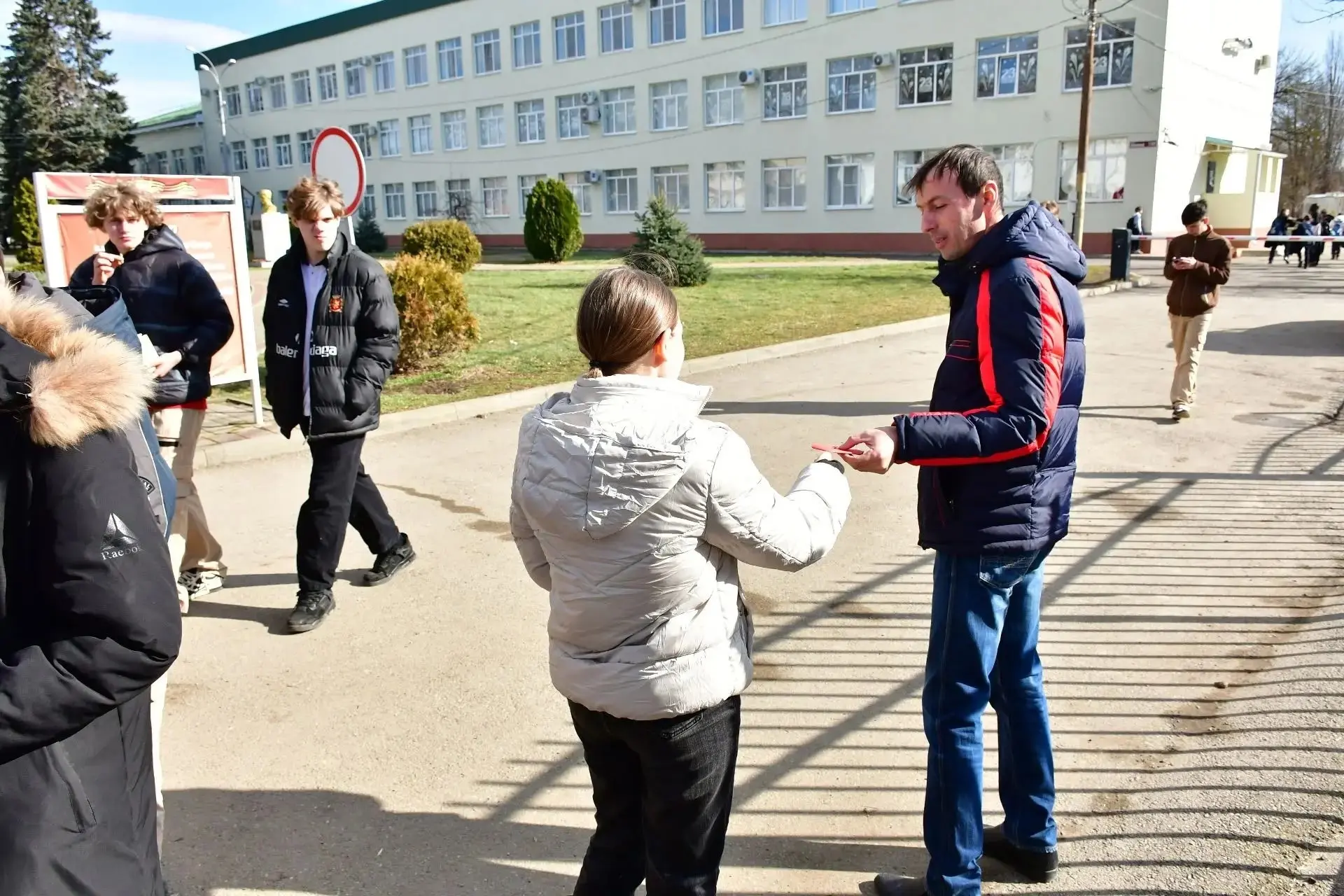 #СОЦИАЛЬНАЯАКТИВНОСТЬ45 #Юнармейцы45 Активисты 9"В" класса поддержали важную дату — 15 февраля, День