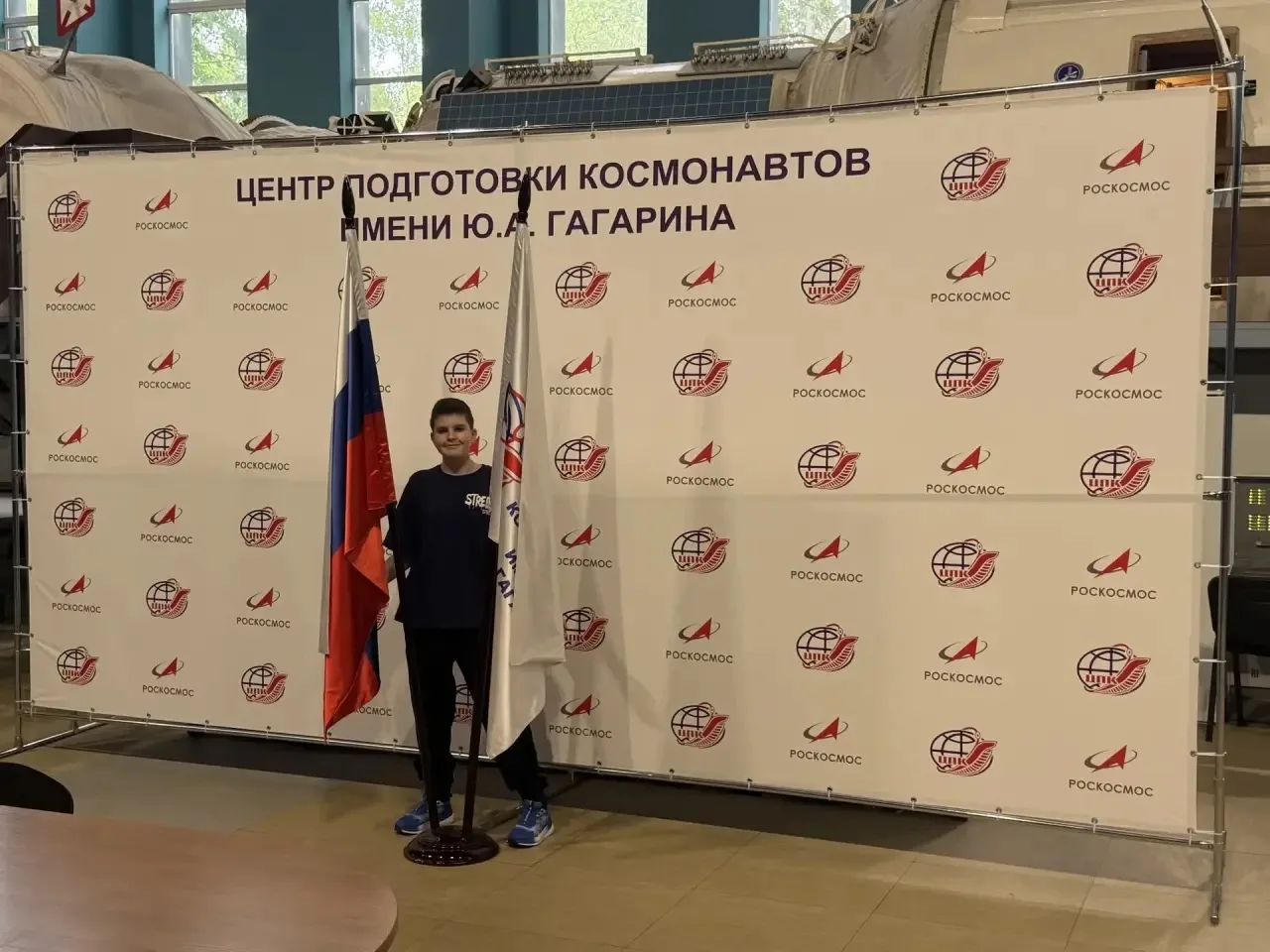 ДЕРЖИТЕСЬ КРЕПЧЕ, ЗЕМЛЯ!

👋🚀 Наш звездный разведчик Александр из 4 класса «Ю» на каникулах побывал