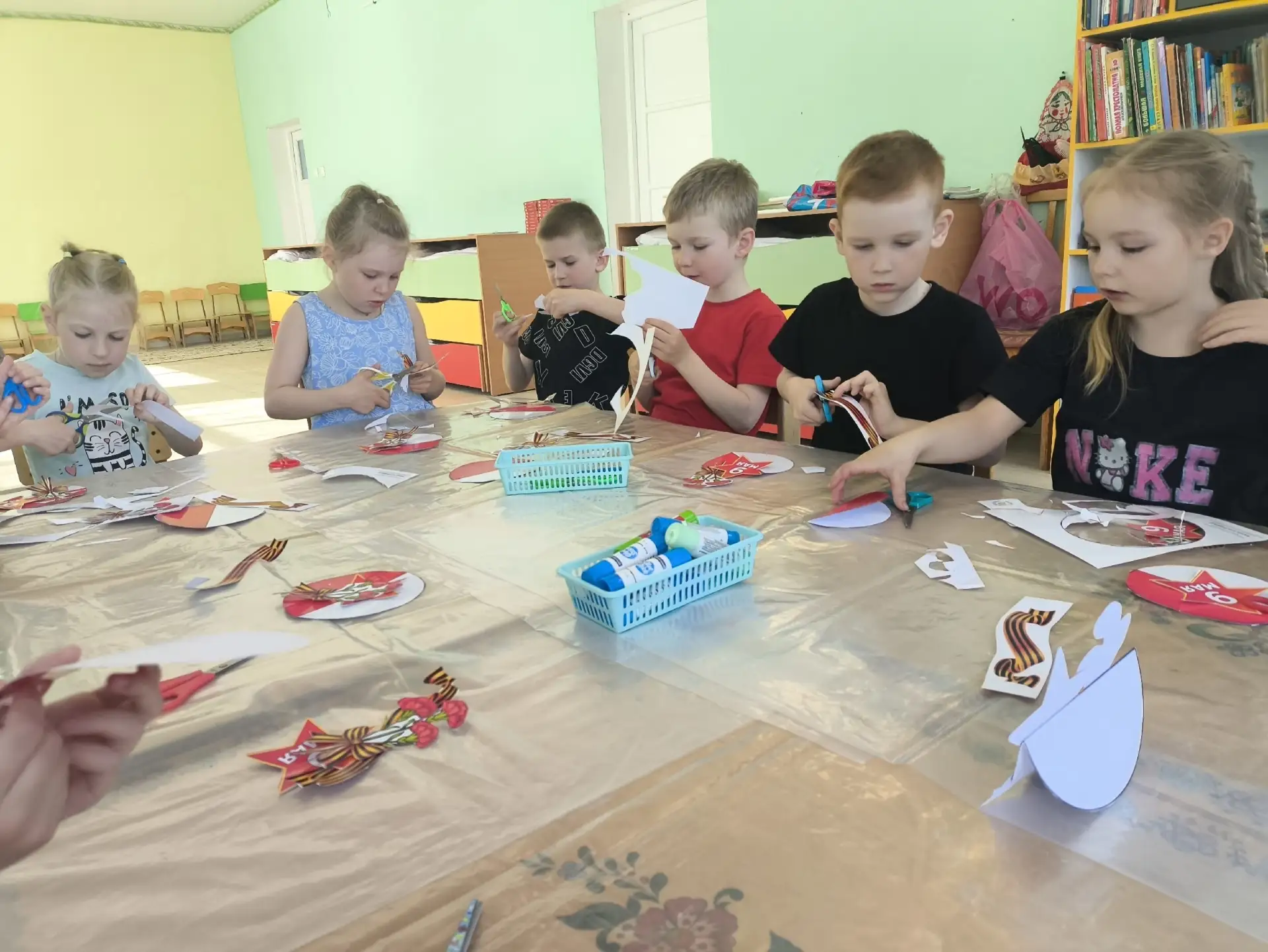 🕊️ На кружке «Творчество без границ» ребята из подготовительной группы создали особые ...