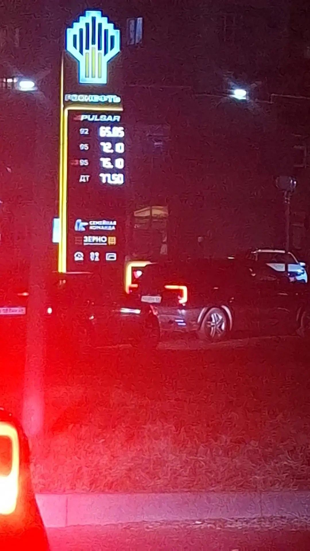 Роснефть на Октябрьской  - есть 92 и 95. Машин  30 в очереди