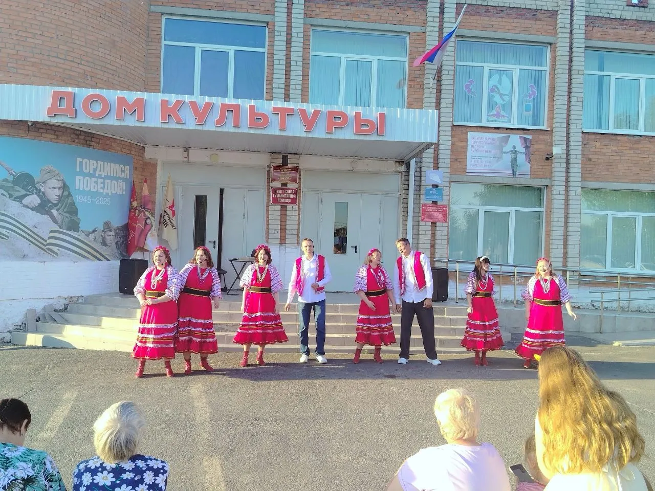 🎶 Песни, танцы и море эмоций — так прошёл праздничный концерт ко Дню Победы на площади Полянского С