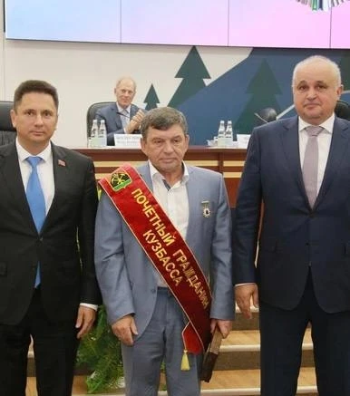 Бежавшего из России экс-главврача Кузбасса так и не лишили наград