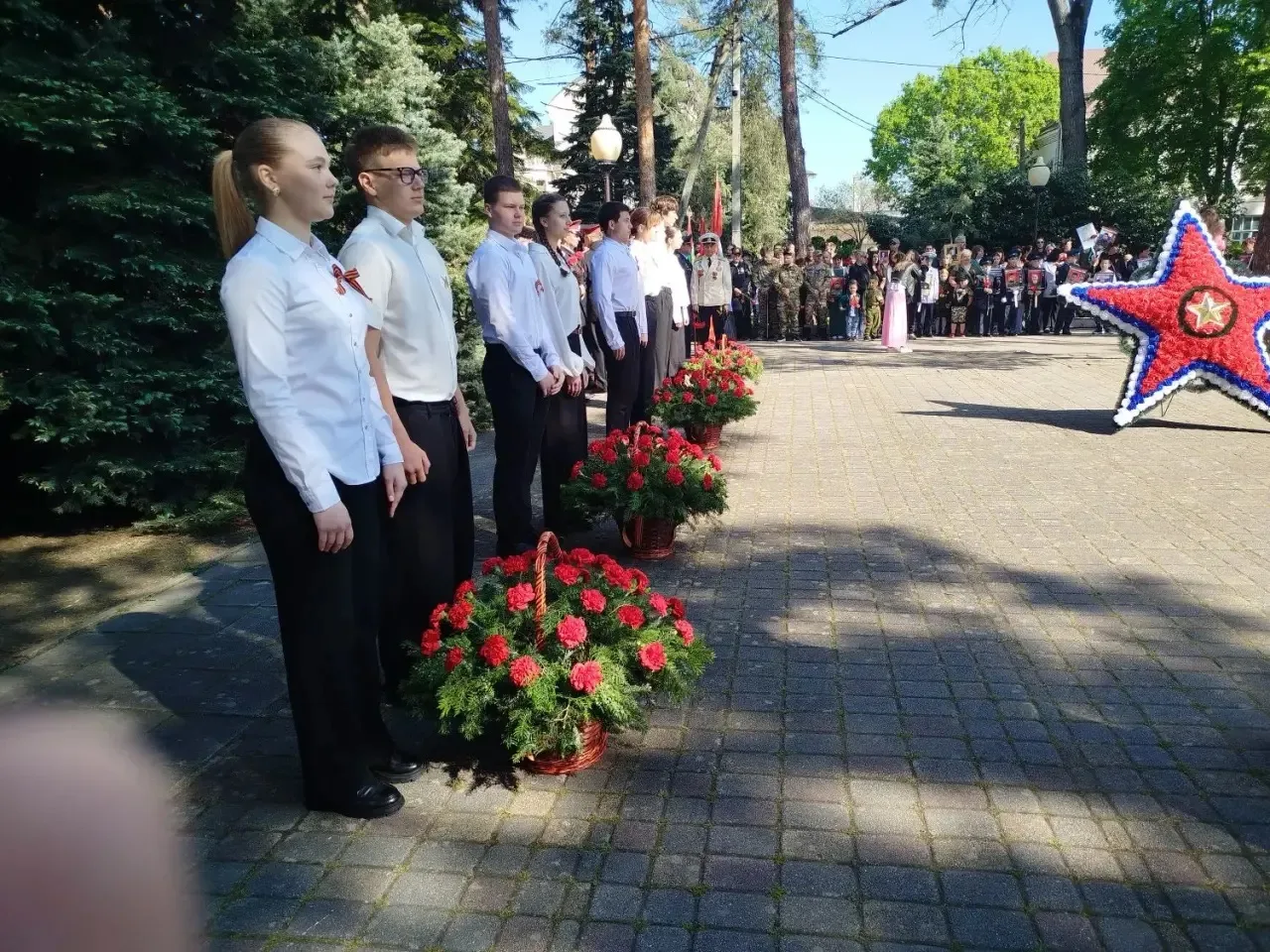 9 мая 2026 года в великий праздник День Победы ученики нашей школы приняли участие в торжественной ц