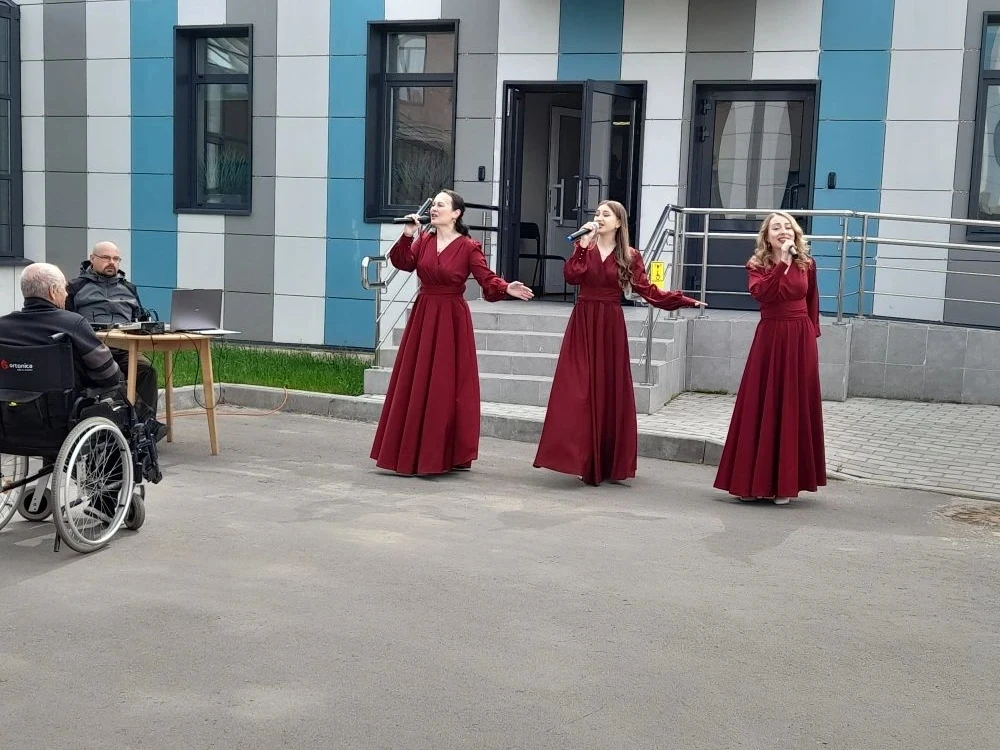 Гречка из полевой кухни, чай и «Реченька»: как наши подопечные встретили 9 Мая
9 мая подопечные Дома