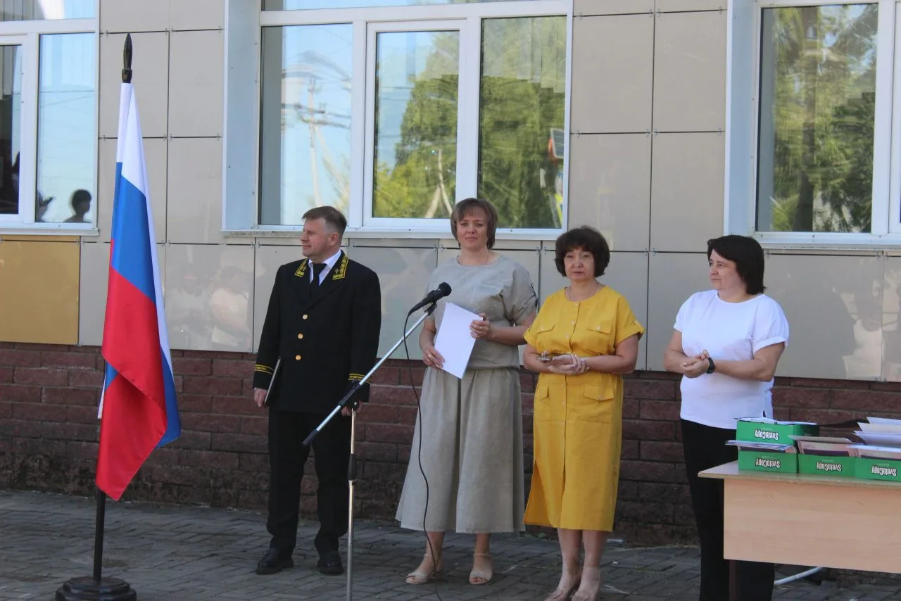 ВСЁ ТОЛЬКО НАЧИНАЕТСЯ! 

1⃣ июля на школьном дворе  пробил час, когда в руках выпускников 9-х классо