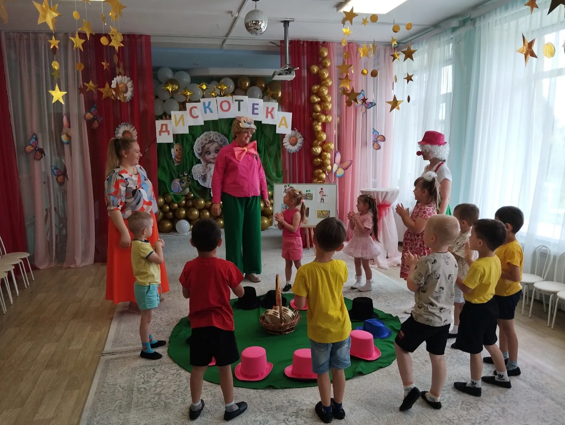 Развлечение " Веселая дискотека с Котом Леопольдом"'
Кот Леопольд и Кнопочка провели для детей средн