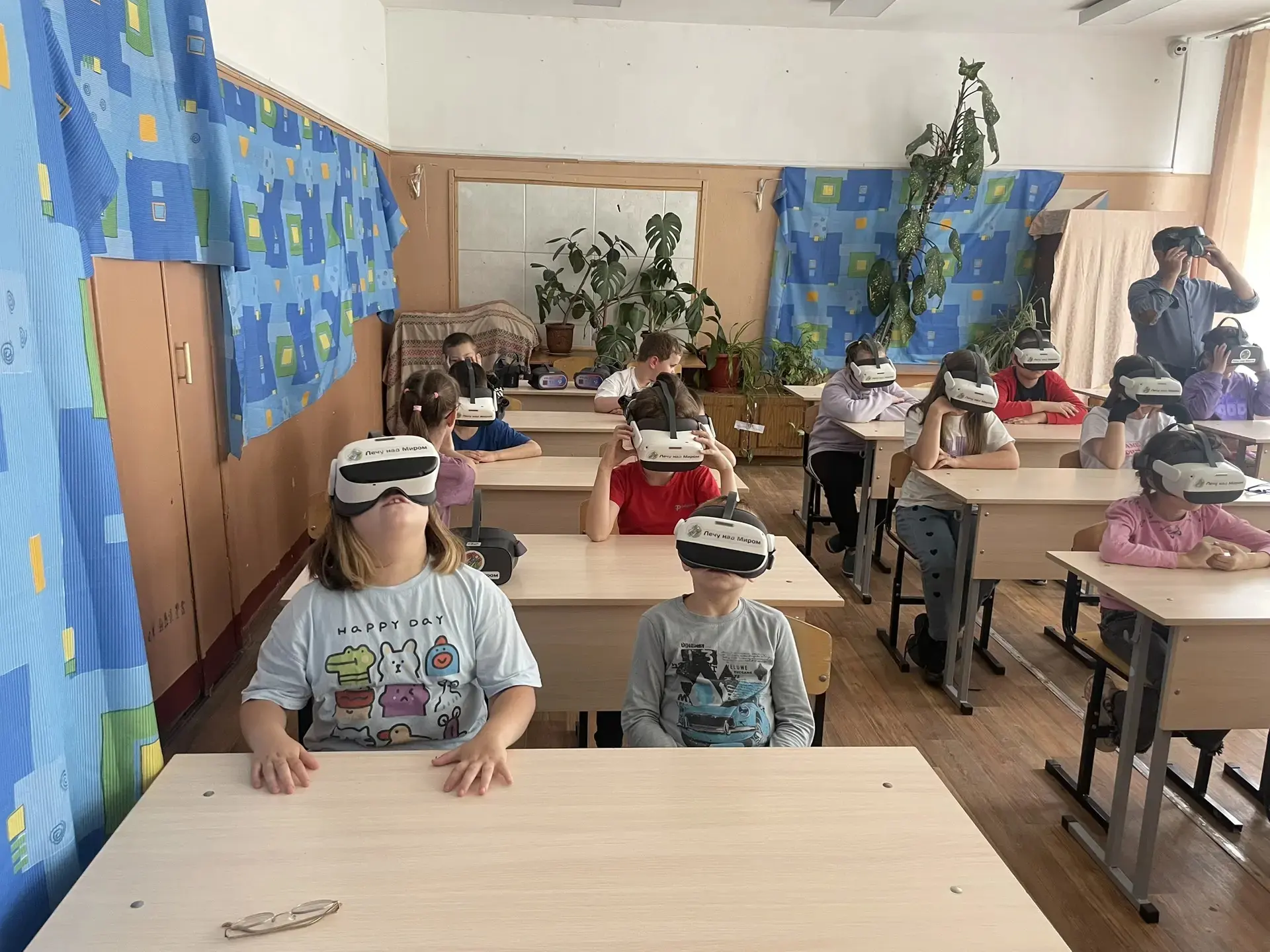 Добрый день, друзья!

И вновь день в нашем школьном лагере был насыщенным, познавательным, весёлым и
