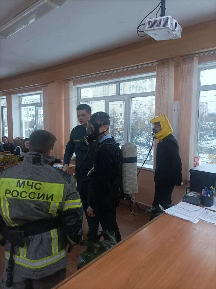 📅 2 марта в нашей гимназии состоялась увлекательная лекция сотрудников МЧС для учащихся 8 «А» и 8 «В
