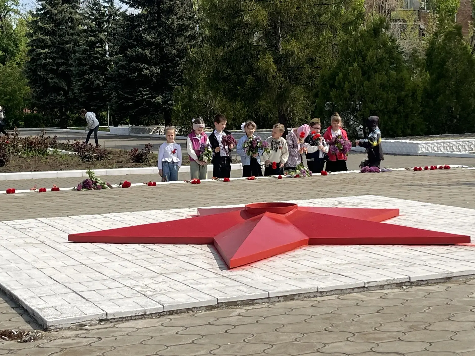 После праздничного мероприятия, посвящённого Дню Победы, педагоги с детьми возложили  ц...