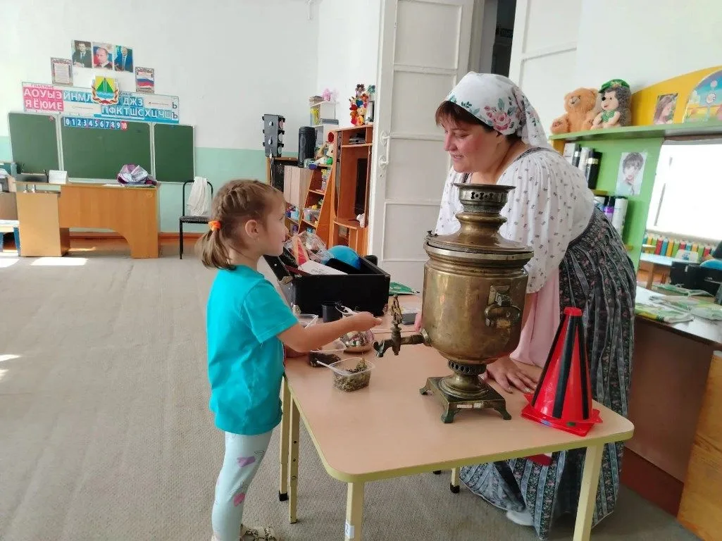 🫖 «Музей в чемодане» в гостях у группы «Ягодка»! ☕️✨