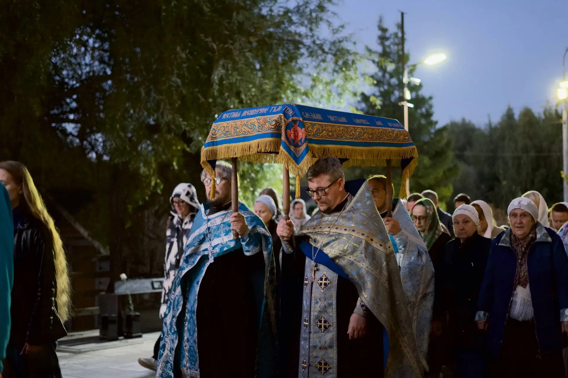 Всех с наступающим праздником Успения Пресвятой Богородицы!