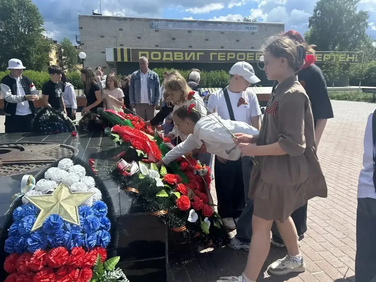 ⭐️Мы помним! Мы гордимся! 🕊️
🇷🇺Сегодня наш школьный лагерь «Спортландия» отправился в особый похо
