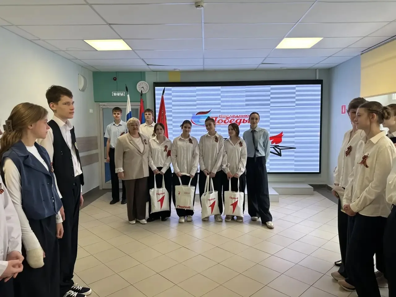 Торжественное начало недели в МОУ СОШ № 18 имени Подольских курсантов. 🇷🇺  Утро понедельника традици