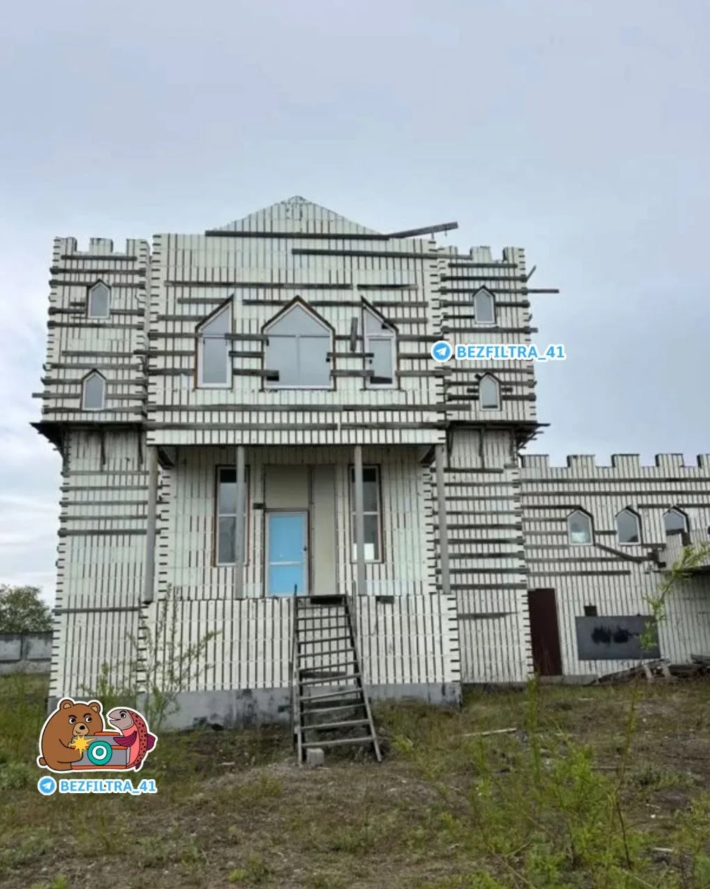 😅 В Петропавловске на Якорной продают дом из каких-то экспериментальных материалов за 18 млн рублей