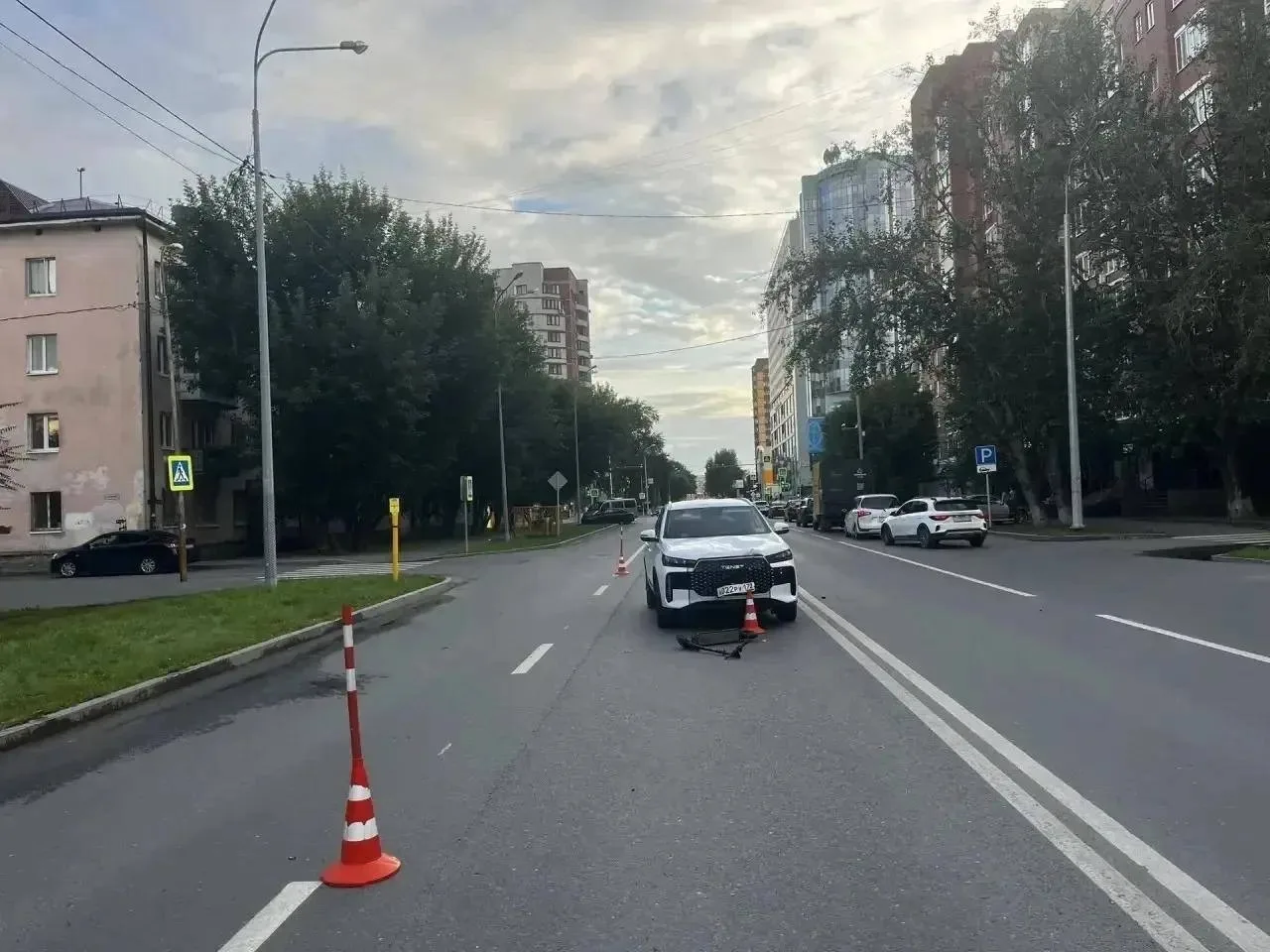 В Тюмени ребёнок на электросамокате попал под колёса машины