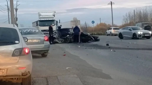 Легковушка влетела в фуру в Ачинске. Погиб пассажир