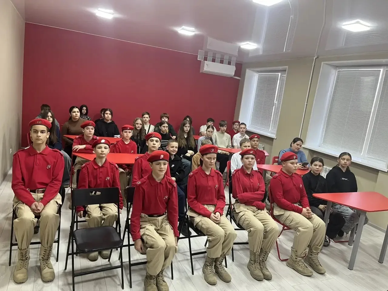 🇷🇺 В Доме ЮНАРМИИ прошло занятие «Моряки-подводники — сила и мощь страны».  Юнармейцы и новобранцы п