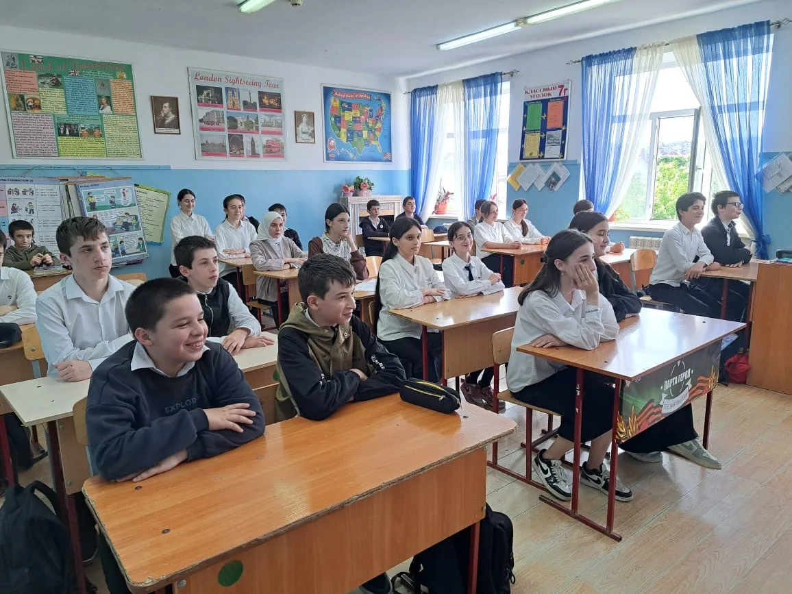 Сегодня в 7Г классе прошёл классный час на тему:" Право, ответственность и безопасность: что нужно з