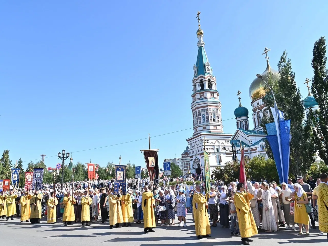 Тысячи омичей прошли сегодня Крестным ходом по центру Омска в честь Дня Крещения Руси. Пусть Господь