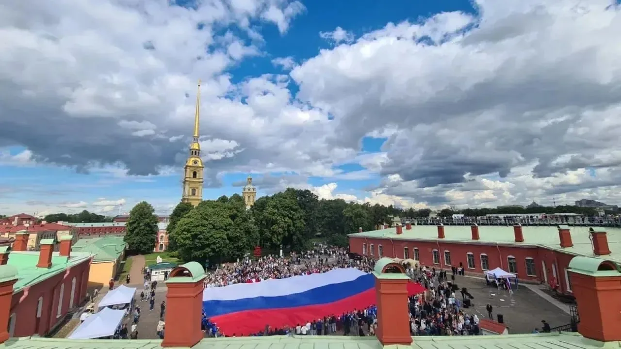 🥳 День Государственного флага в Петропавловской крепости: концерт и 50-метровый триколор