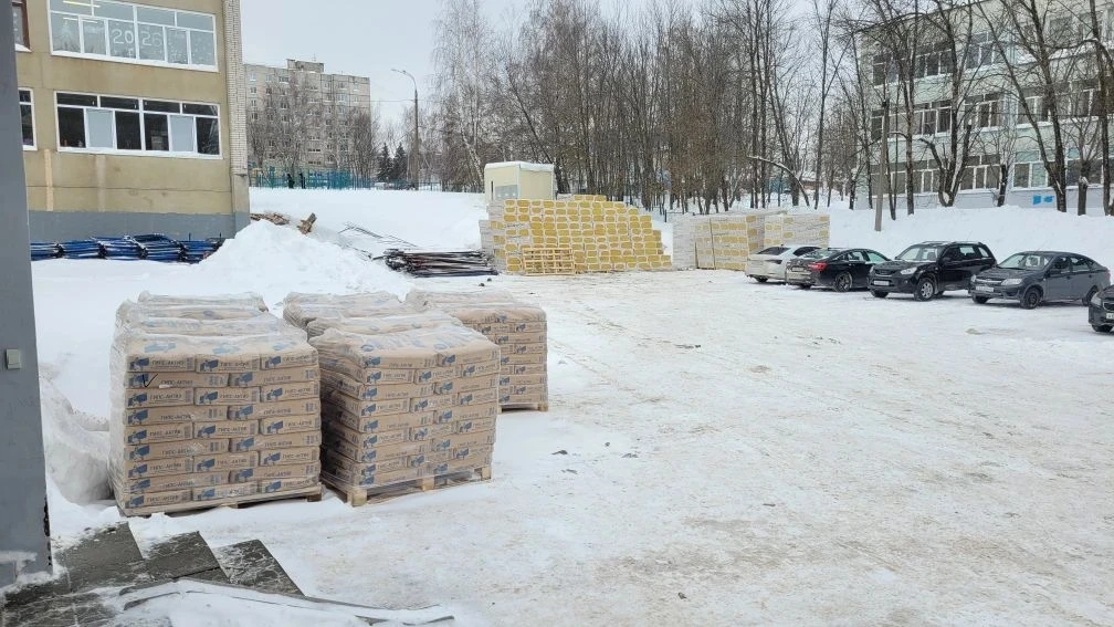 В  городе начался  этап масштабного капитального ремонта школ. Глава города Станислав Трофимов держи