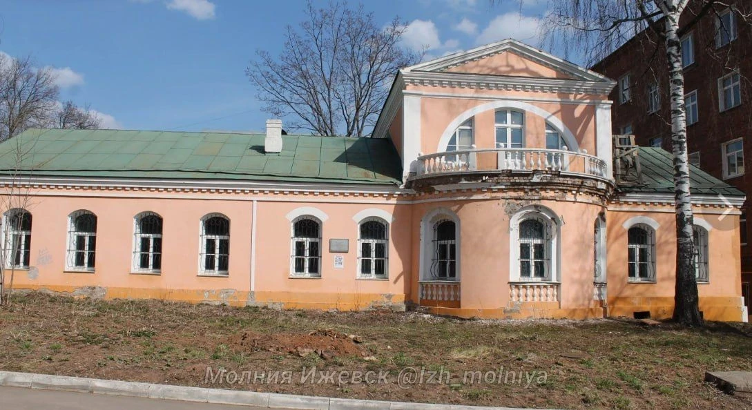 В Ижевске выставили на продажу старейший каменный особняк, известный как дом протоиерея...