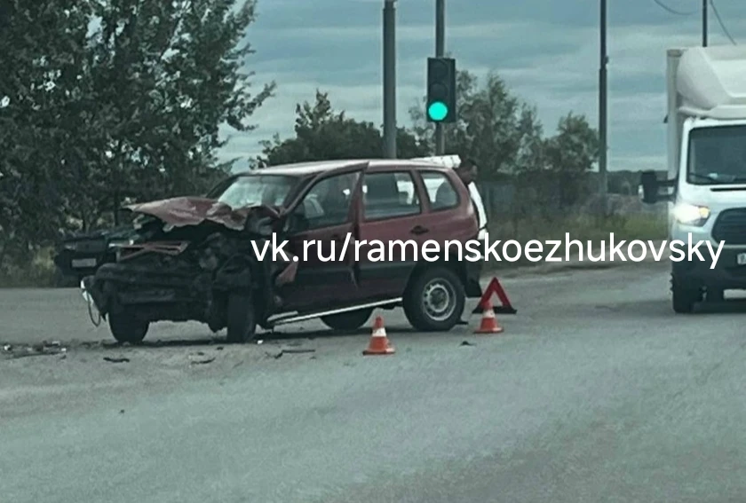 В Раменском округе "Нива" выехала на главную дорогу и сбила мотоциклиста — 41-летний му...