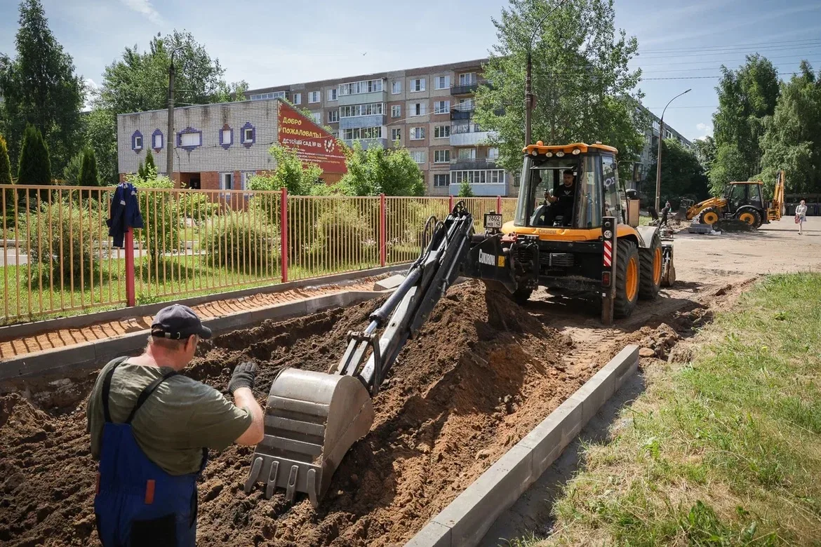 Строим проезд к детскому саду 115.
 
На участке от дома 24а по проспекту Революции до садика проложи