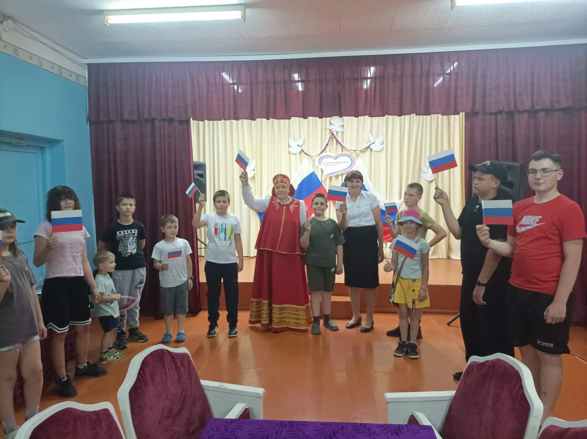 Гремячинский ДК. День России.
Работники Гремячинского ДК провели праздничную программу «Я люблю тебя
