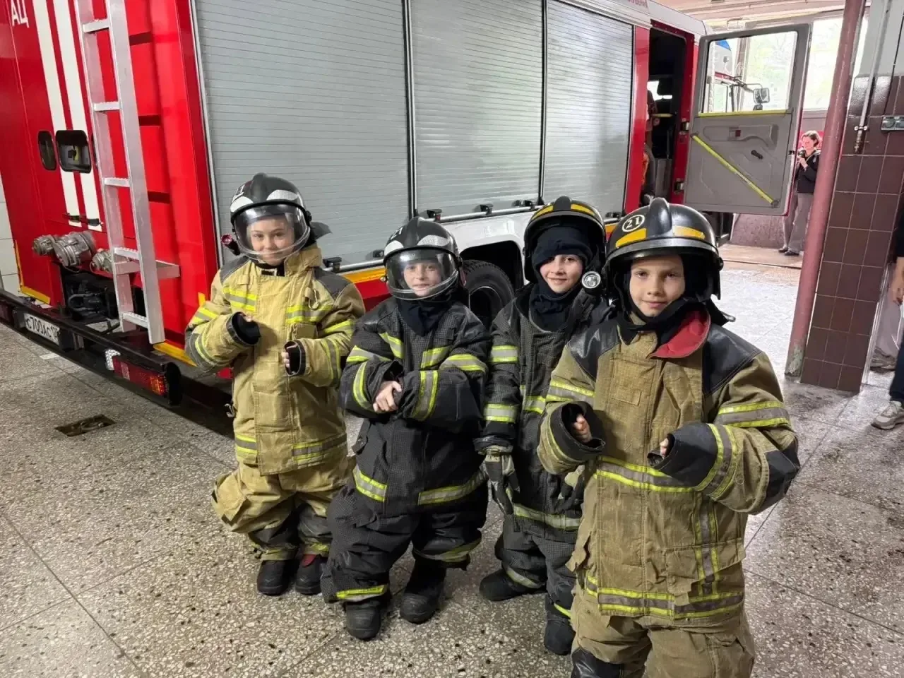 Пожарные, техника и боевая форма: как 2А класс «тушил» пожар 🔥👩‍🚒  В преддверии летних каникул, 25 м