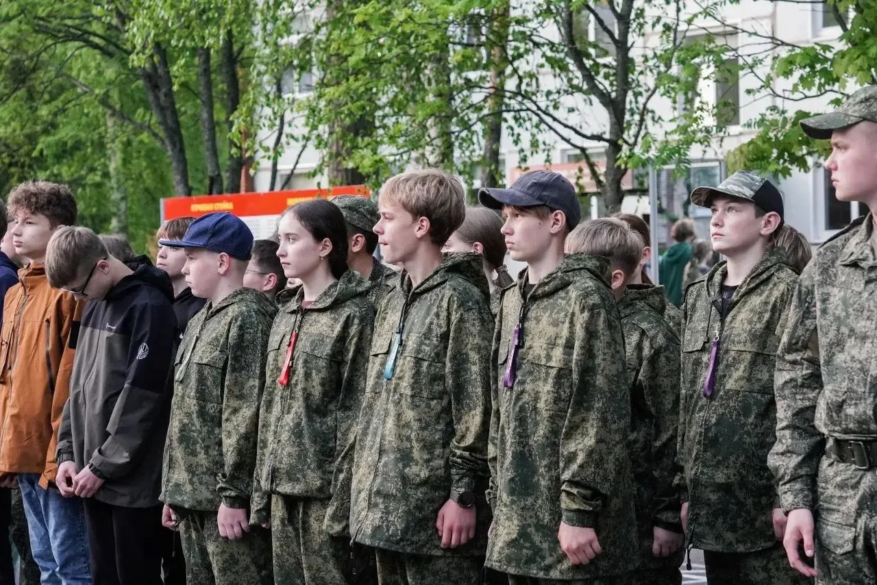Уважаемые друзья!  Наша команда представляет Киришский район на областном этапе игры «Зарница». Нам 