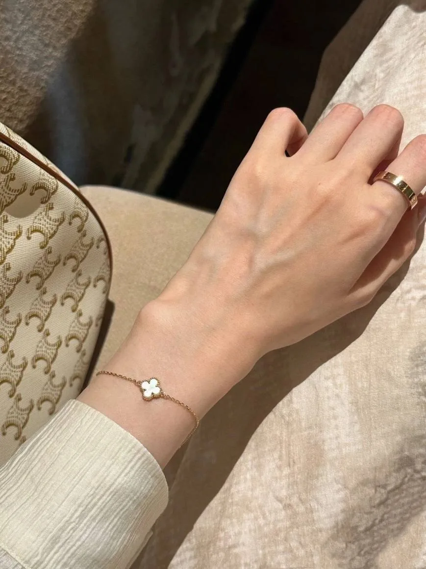 Браслет Van Cleef & Arpel 🤍 

Бренд: Van Cleef & Arpels
Комплект: Полный 
Состояние: отличное, наде