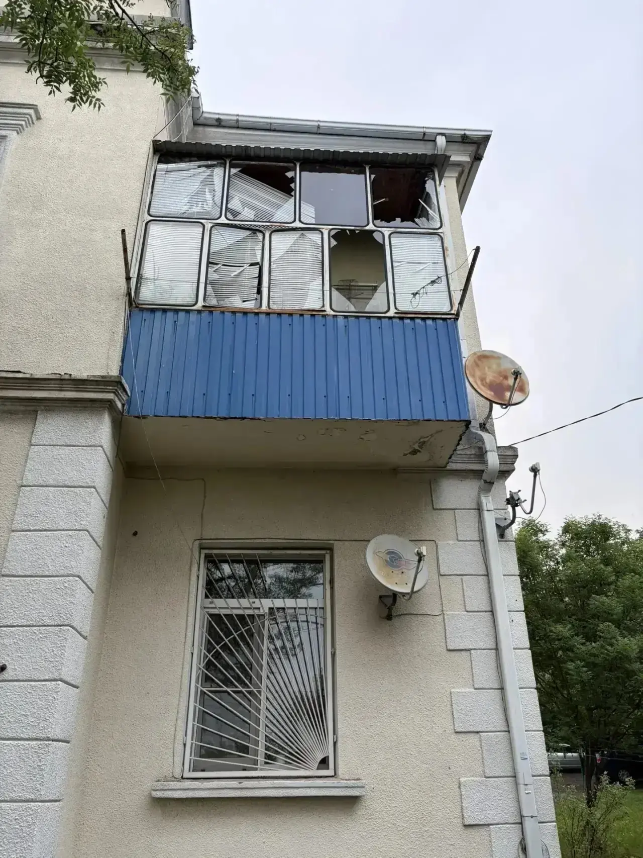Обломки БПЛА повредили окна в двух многоквартирных домах Восточного района Новороссийска  Об этом со