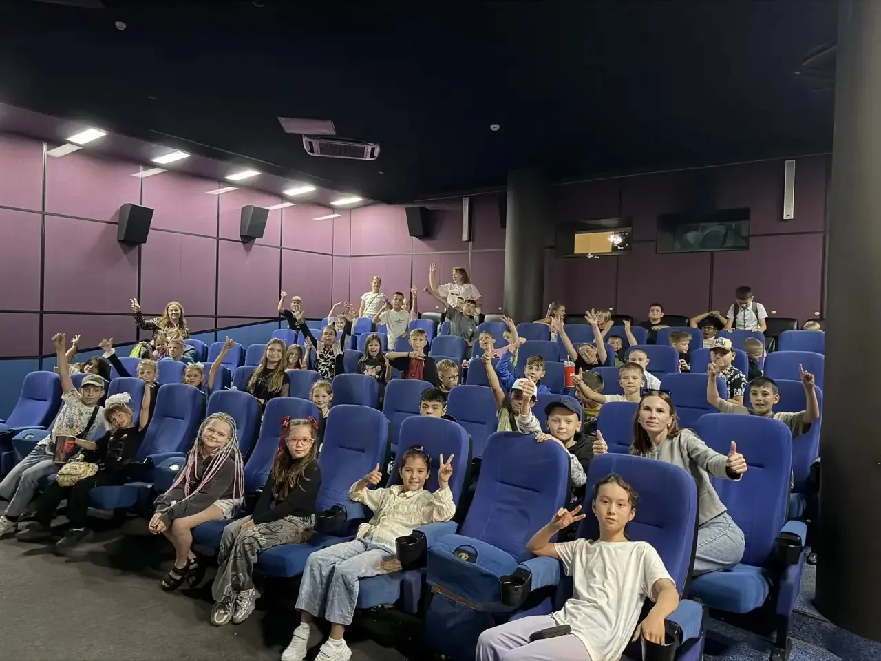 Ученики 3 «Б» и 4 «А» классов отметили День знаний по‑особенному — они отправились в ки...