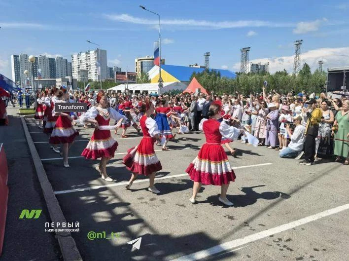 А на набережной на главной сцене проходит концерт, посвящённый Дню России 🇷🇺