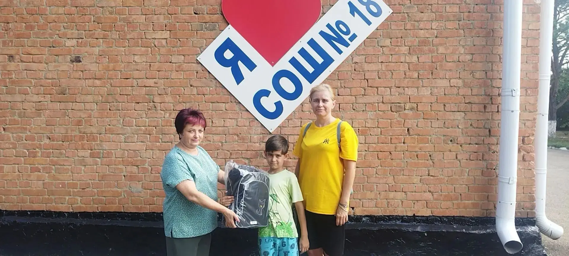🎒 Собраны в школу с радостью: акция «КТК — первоклассникам» в нашей школе!