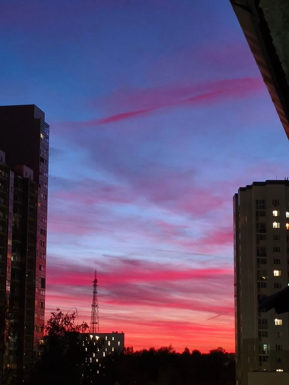 Ещё кадры вчерашнего фантастического заката от подписчицы 🌆 🤩