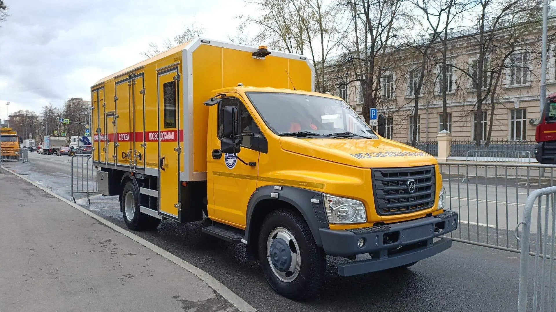 Небольшой показ спецтехники московских коммунальных и аварийно-спасательных служб состо...